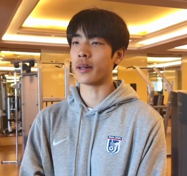 朱鹏宇：现在一边踢球一边上大学网课 大家说我挺像哈弗茨